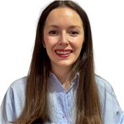 Graduada en magisterio y master en lingüística, imparte clases de apoyo y refuerzo en todas las materias de primaria